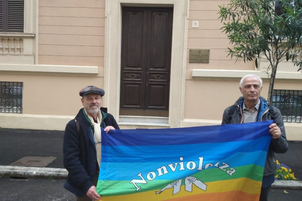 Il sit-in all'ambasciata ucraina - Foto Movimento Nonviolento