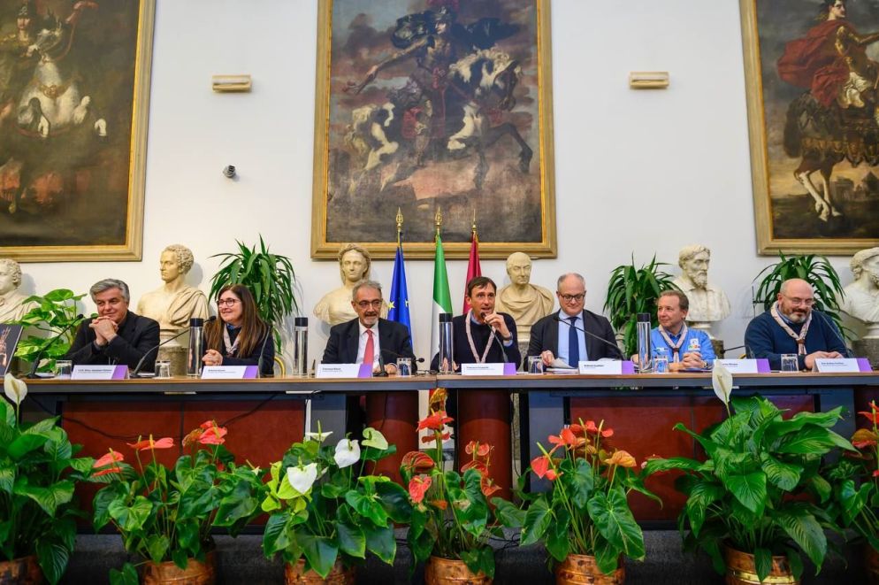 Un momento della presentazione del volume in Campidoglio: da sinistra, il vicepresidente della Cei monsignor Palmieri, la presidente dell'Agesci Roberta Vincini, il presidente della Regione Lazio Francesco Rocca, il presidente dell'Agesci Francesco Scoppola, il sindaco di Roma Roberto Gualtieri, il Capo scout Fabrizio Marano e l'assistente ecclesiastico generale dell'Agesci don Andrea Turchini. - foto Gianluca Poli - courtesy of Agesci.