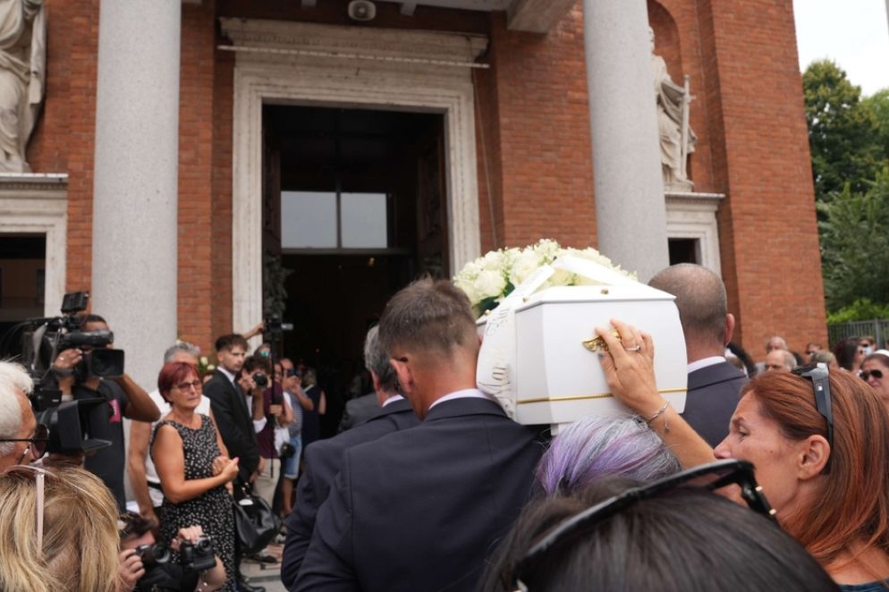 Una folla silenziosa alle esequie della bambina - Fotogramma