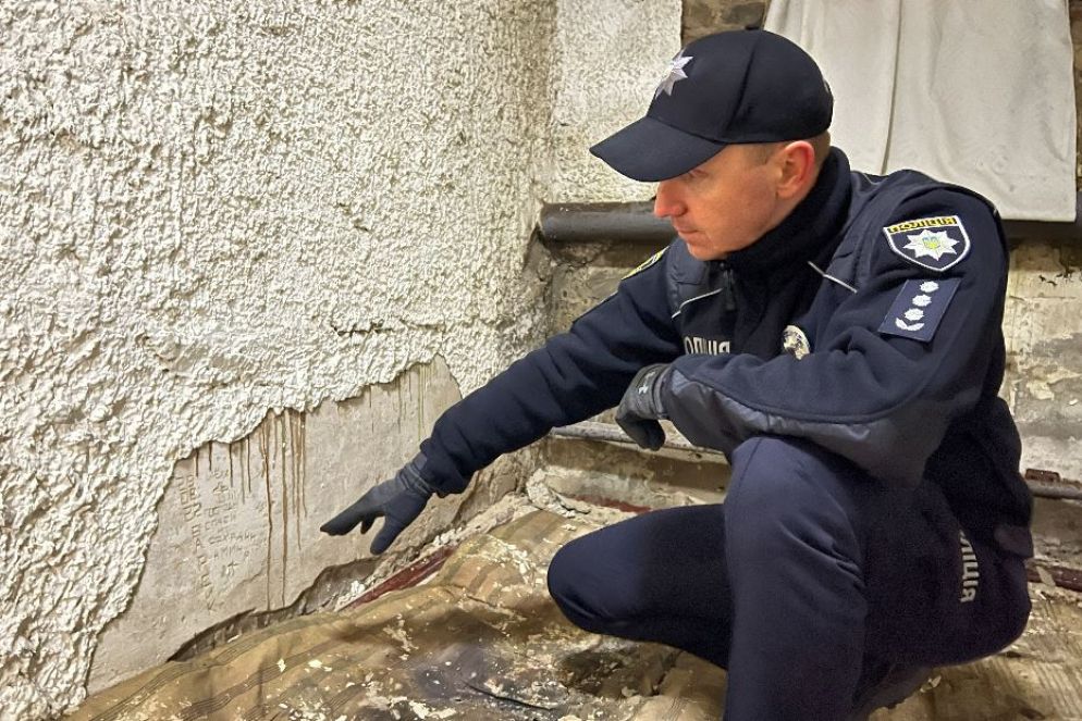 Il capo degli investigatori di Kharkiv, Serhii Bolvinov, in una delle celle di Izyum con le preghiere degli internati ucraini - Gambassi