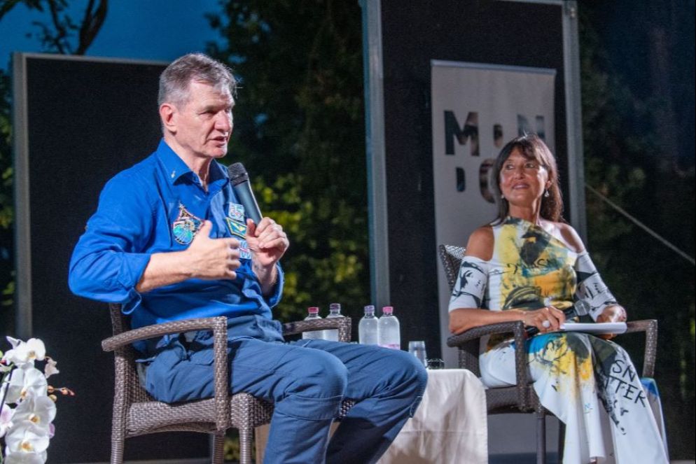 Nespoli intervistato dall'inviata di Avvenire, Lucia Bellaspiga - .