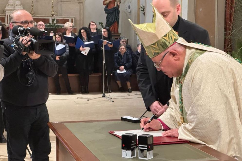Il vescovo di Tursi-Lagonegro, Orofino, firma l'atto di riconoscimento del miracolo della guarigione di Antonietta Raco - .