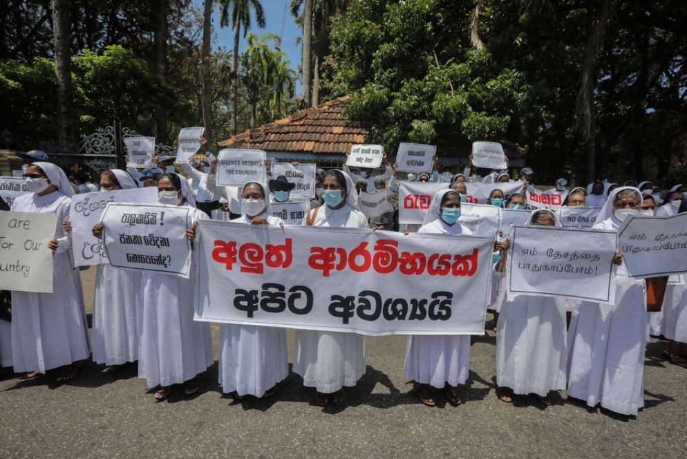 Un gruppo di suore cattoliche in piazze contro la corruzione - Reuters