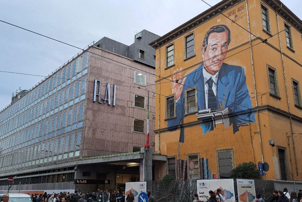 Il murale dedicato a Piero Angela che campeggia sul Centro di produzione Rai di Torino - Foto di Angela Calvini