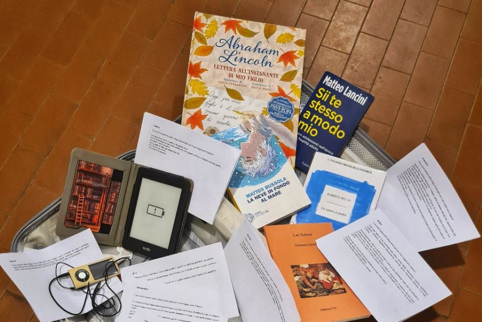 La valigia simbolicamente sistemata al cento del cerchio dei padri con dentro le loro riflessioni scritte, i libri proposti e scambiati, gli oggetti simbolici del loro viaggio insieme - .