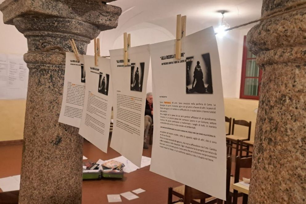 I fogli appesi con le presentazioni dei padri e il motivo per cui hanno deciso di iniziare il loro viaggio di ricerca - undefined