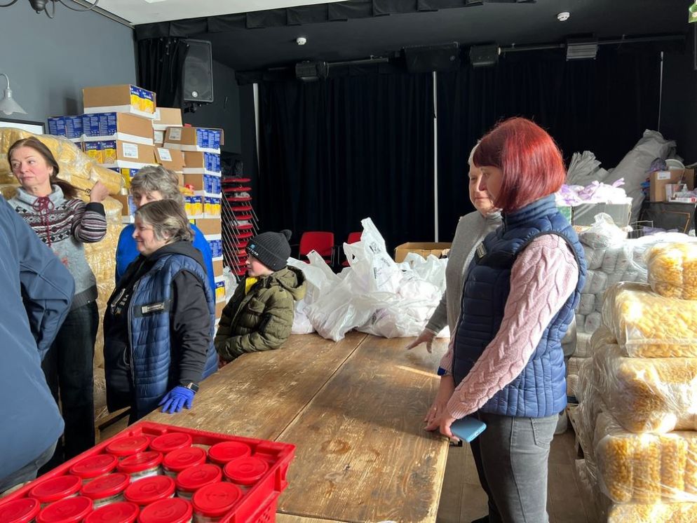 Il teatro della parrocchia di Fastiv trasformato in hub degli aiuti - Gambassi