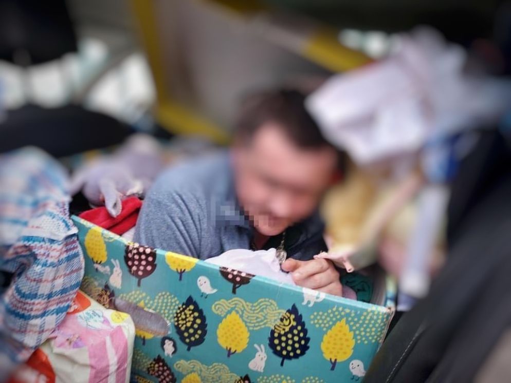 Un papà tenta di attraversare il confine nascondendosi in auto per sfuggire all'arruolamento forzato