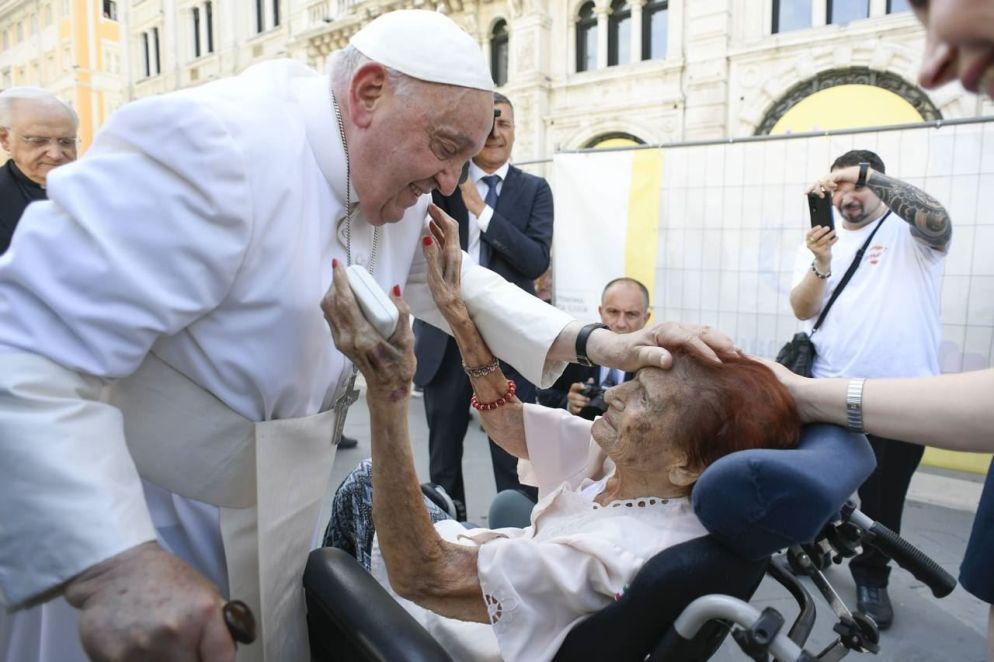 Il saluto tra il Papa e la signora Maria di 111 anni - Vatican Media