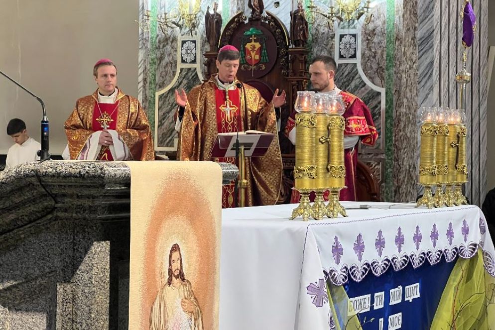 Il vescovo Vitalii Kryvytskyi nella Cattedrale latina di Sant’Alessandro a Kiev - Gambassi