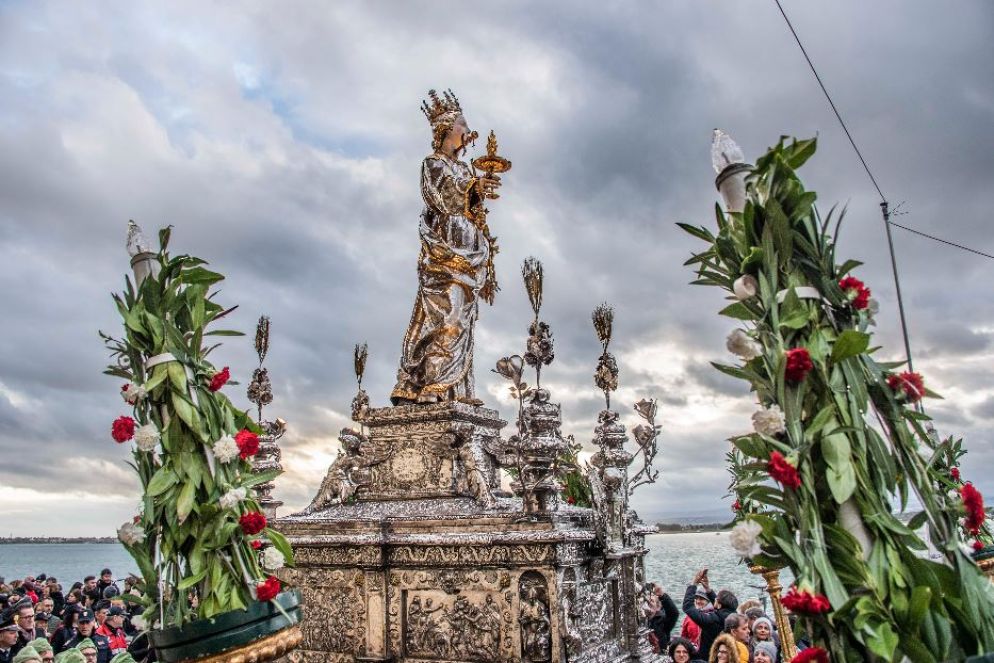 Un momento delle tradizionali celebrazioni per santa Lucia a Siracusa, dove dal 14 al 26 dicembre arriveranno da Venezia le spoglie della santa - Orazio Mezzio