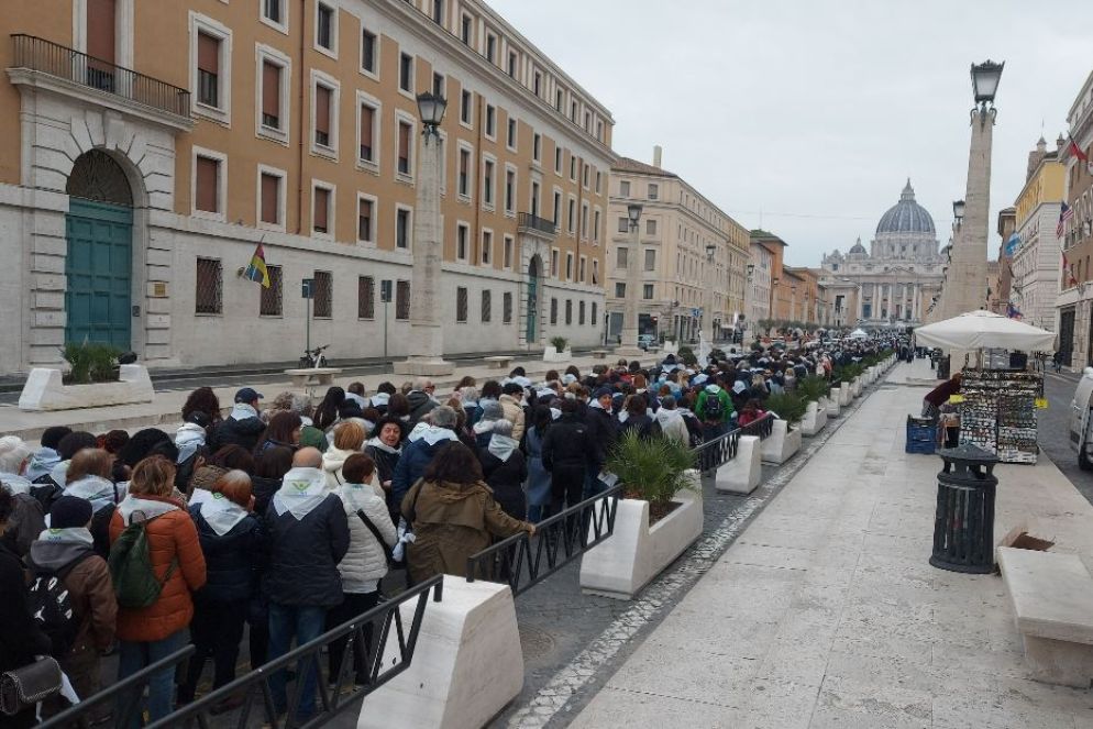 La lunghissima fila di pellegrini del Movimento per la Vita da Piazza Pia a Sam Pietro lungo via della Conciliazione