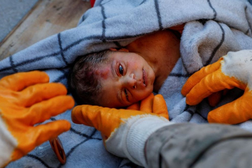 Ha appena 20 giorni Kerem Agirtas, un maschietto, estratto vivo dalle macerie oggi ad Hatay - Reuters