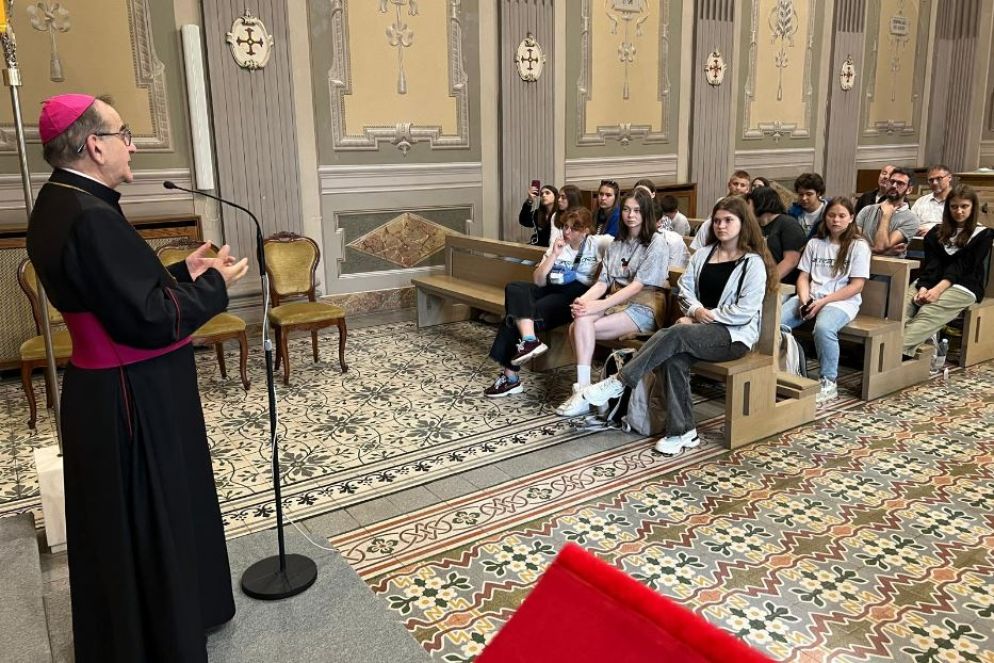 L'arcivescovo di Milano, Mario Delpini, con i ragazzi ucraini di Kharkiv accolti nell'arcivescovado di Milano - Gambassi