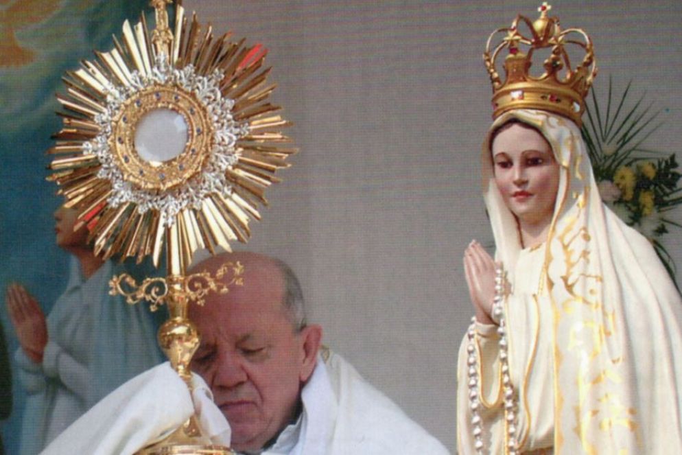 Don Gobbi durante una adorazione eucaristica - Ufficio comunicazioni diocesi Como