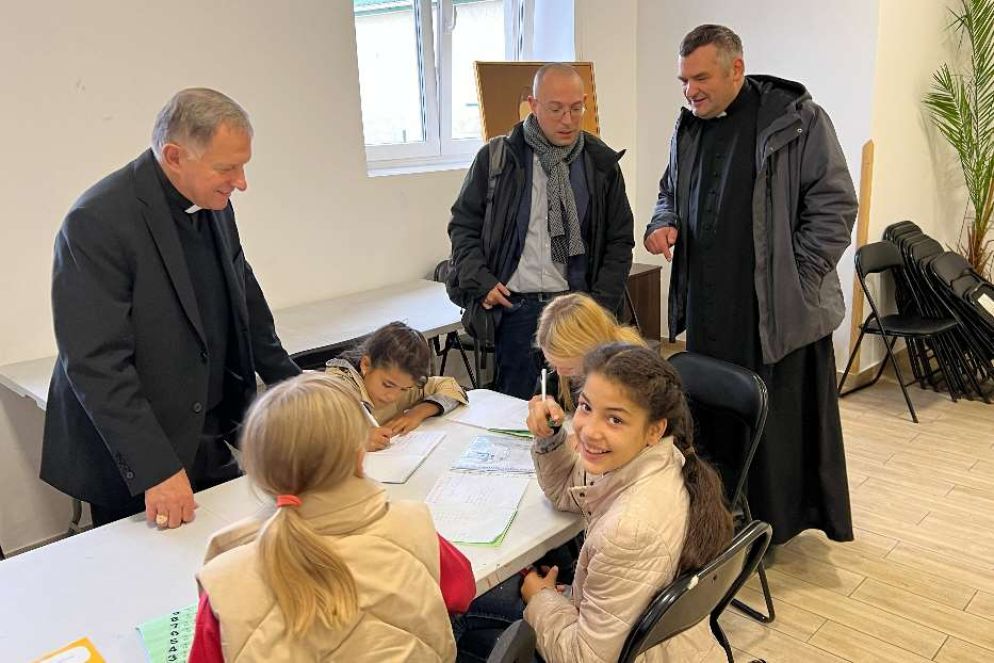 La scuola per i bambini sfollati voluta da don Grzegorz Draus nella parrocchia di San Giovanni Paolo II a Leopoli - Gambassi