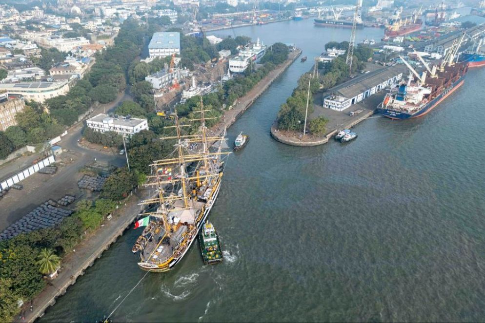 Le manovre di ingresso nel porto di Mumbai - Foto Upicom Marina Militare