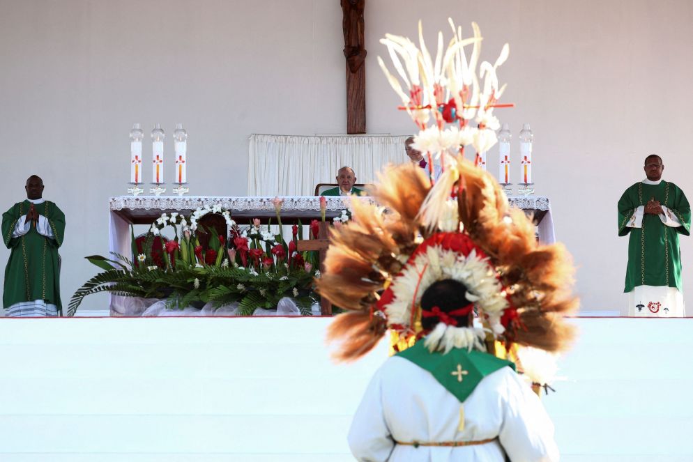 Un momento della messa allo stadio di Port Moresby - REUTERS