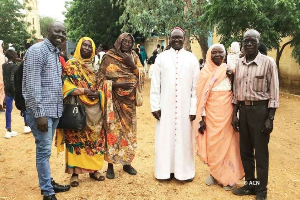 il vescovo Yunan Tombe con alcuni fedeli della diocesi di El-Obeid - Aid to the Church in Need