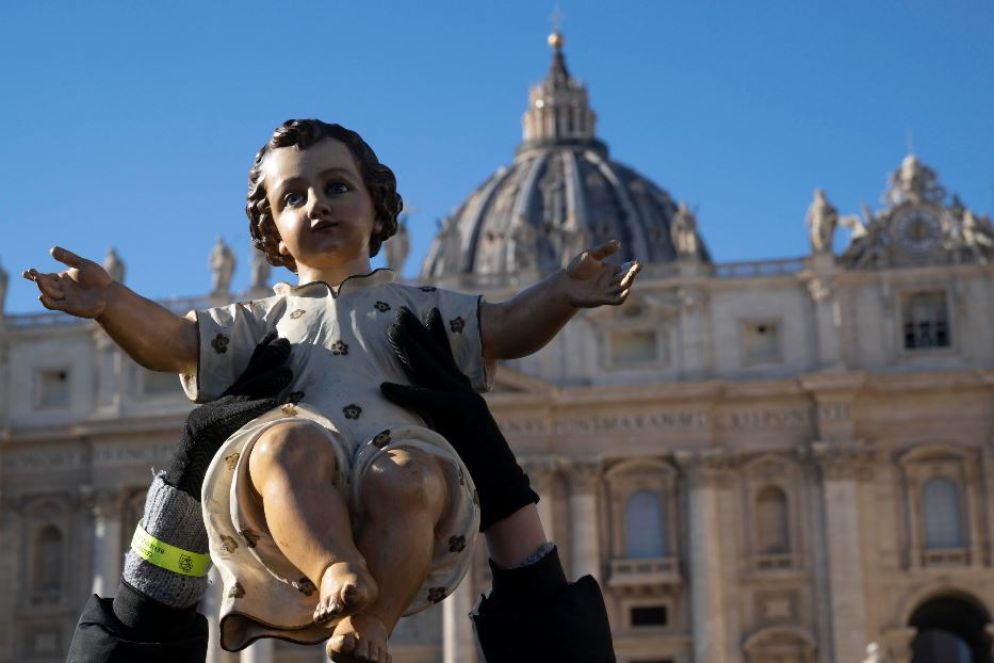 Uno dei bambinelli portati in Piazza San Pietro per la tradizionale benedizione - Ansa