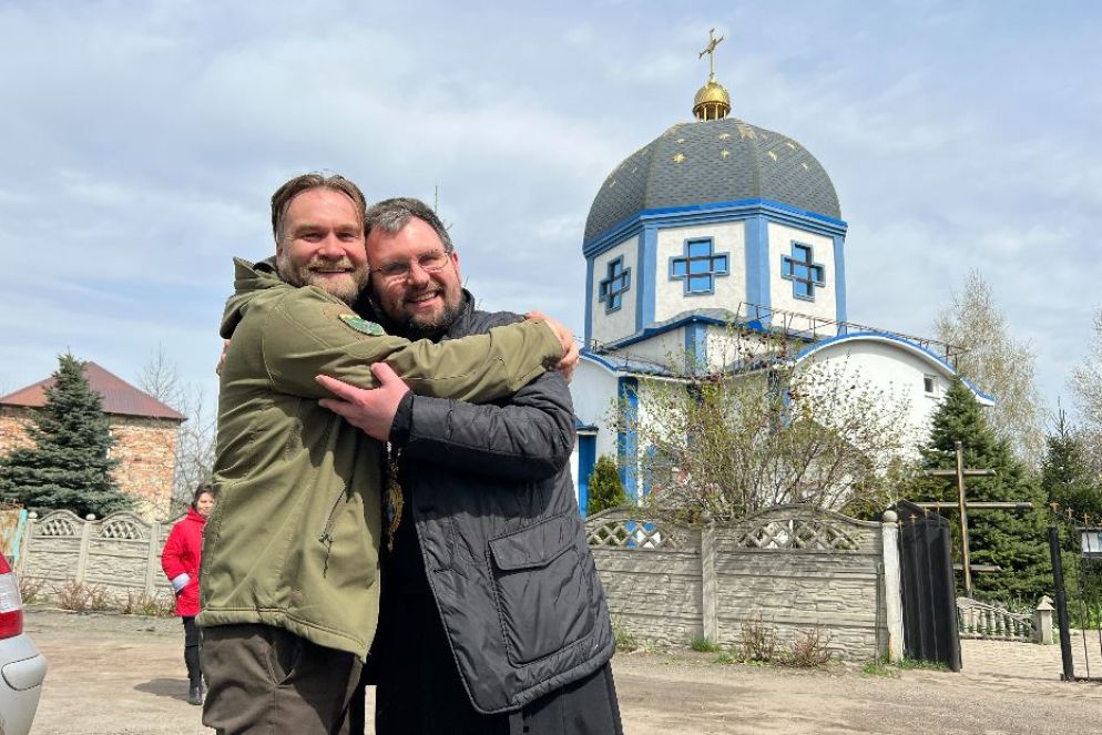 Il vescovo Maksym Ryabukha nella cittadina di Myrnohrad, nella parte libera della regione di Donetsk - Gambassi