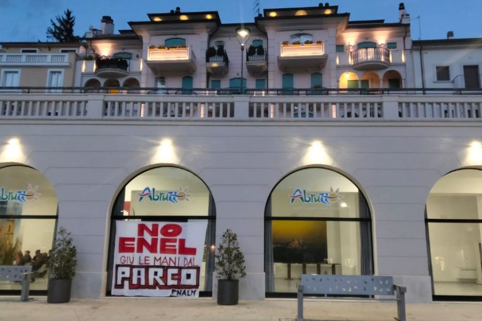 La mobilitazione dei comitati del "No" alla realizzazione del cosiddetto "Pizzone II", l'ampliamento della centrale Enel situata dentro il Parco nazionale d'Abruzzo - undefined