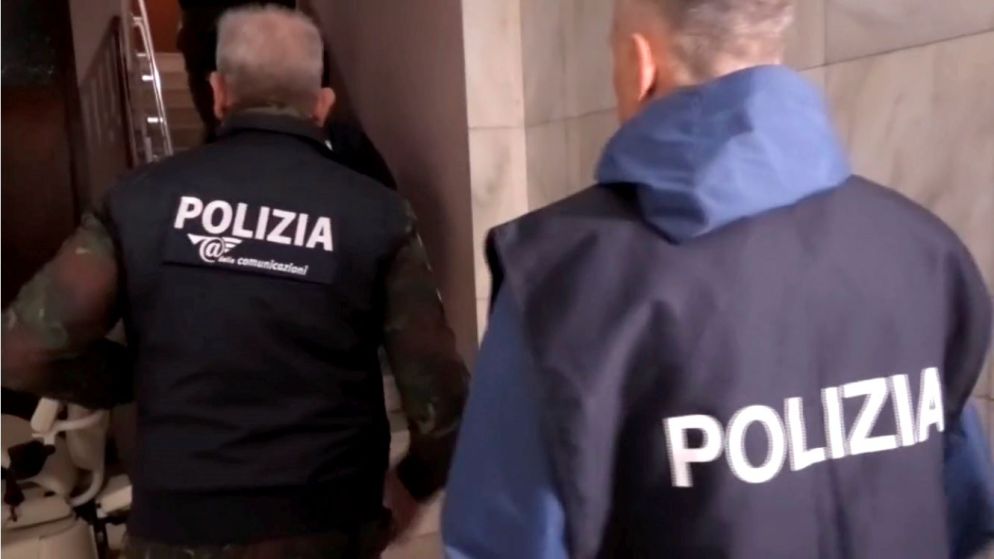 Investigatori della Polizia impegnati in un arresto - Fotogramma