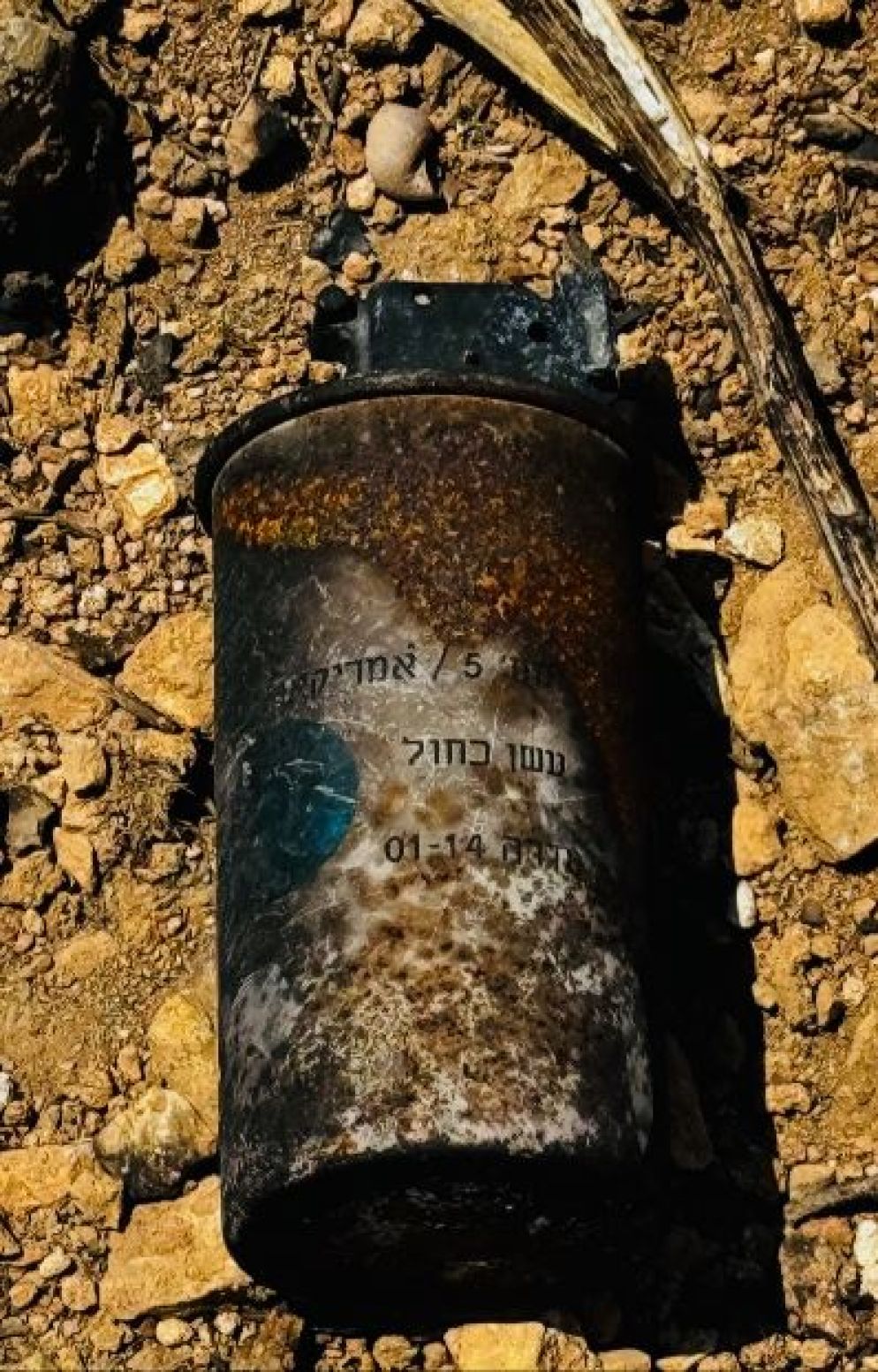 Un fumogeno israeliano adoperato per incendiare la boscaglia sul territorio libanese - N.Scavo