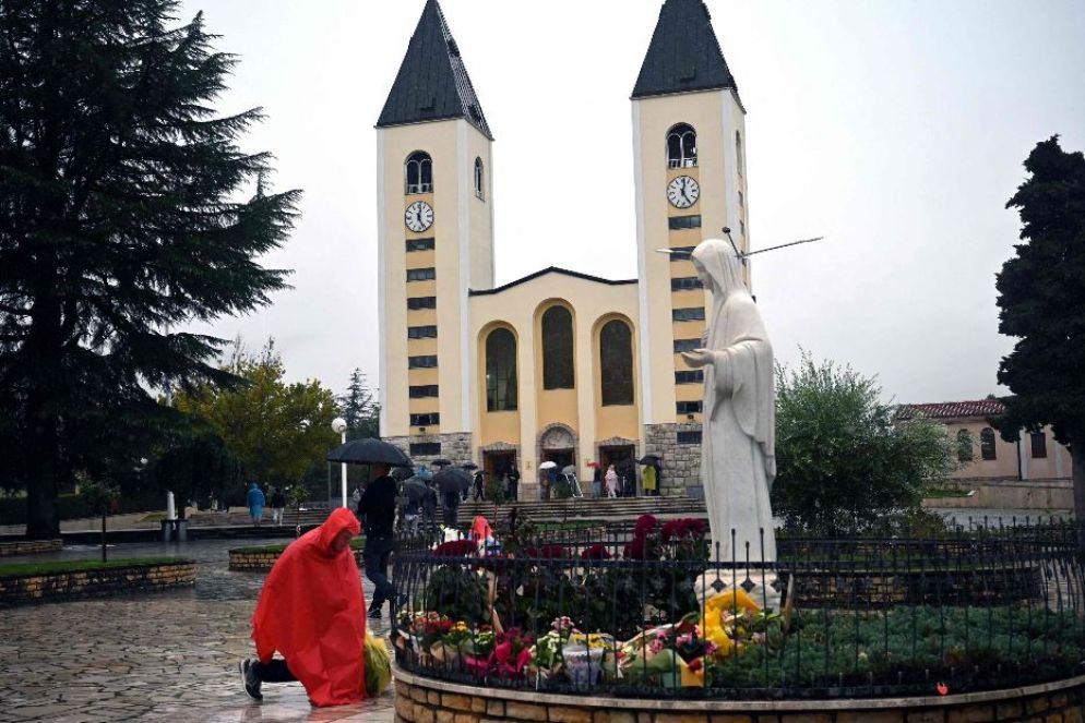 La chiesa di San Giacomo con la statua della Vergine - Ansa