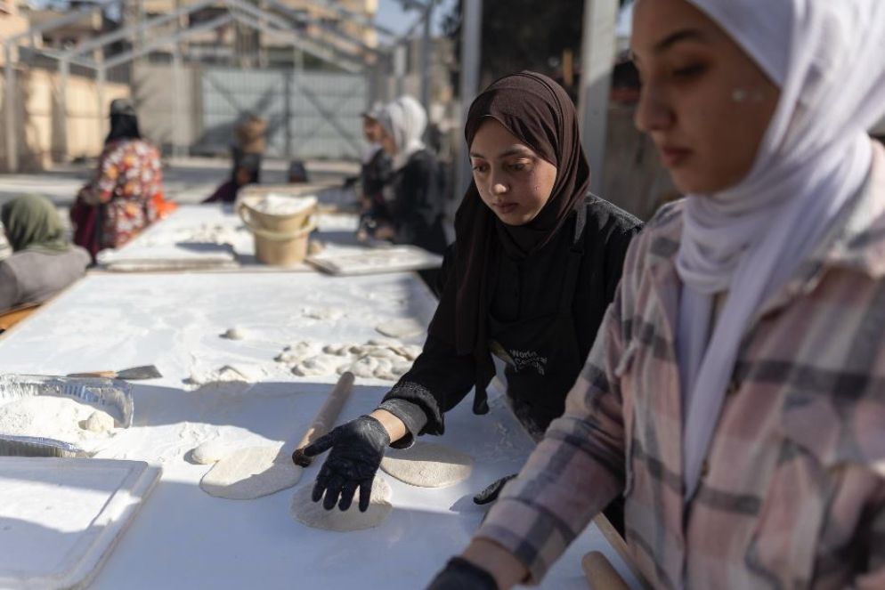 La preparazione del pane in una tensostruttura a Gaza - Wck