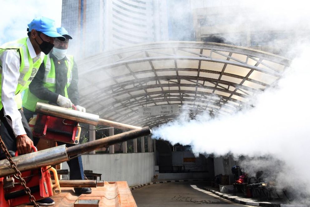 Disinfestazioni in India - Ansa