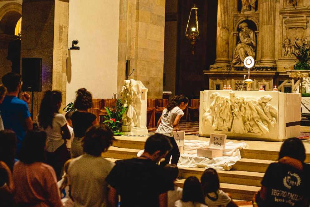 Adorazione eucaristica nel Santuario della Santa Casa di Loreto: una delle proposte più forti del raduno di Fraternità - foto Fraternità / @Magrooney