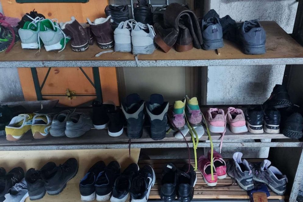 Le scarpe messe a disposizione dei migranti nel rifugio "Fraternità Massi" di Oulx