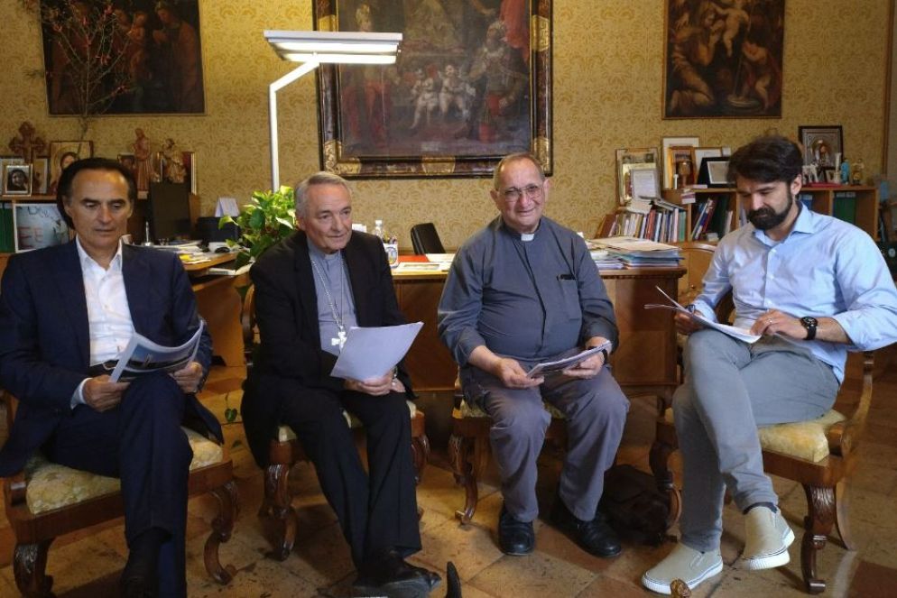 Il vescovo Livio Corazza e il parroco don Loriano Valzania coi tecnici della diocesi - Quinto Cappelli