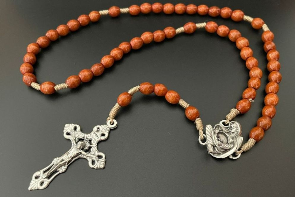La corona di rosario con l'immagine dell'icona