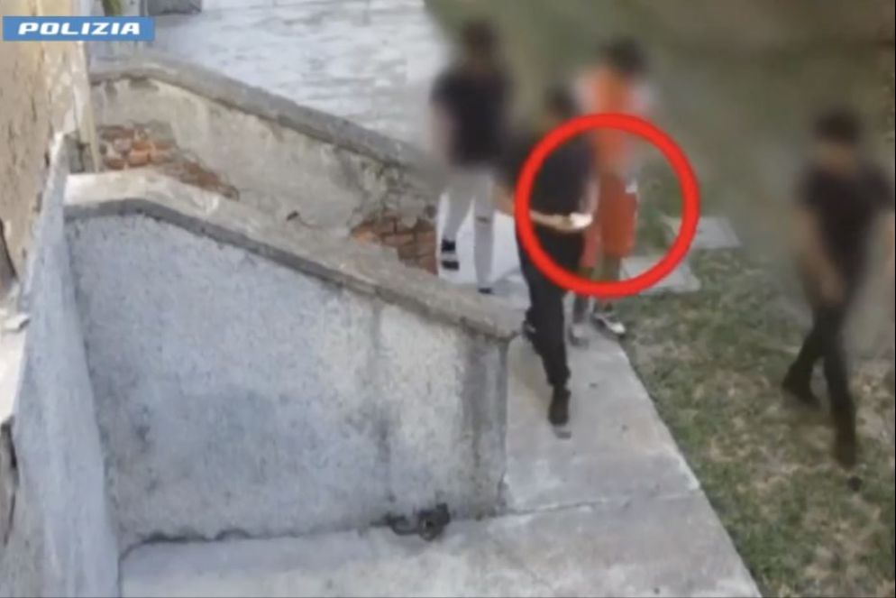 Un gruppo di ragazzini seguiti dalle telecamere della polizia - Polizia di Stato