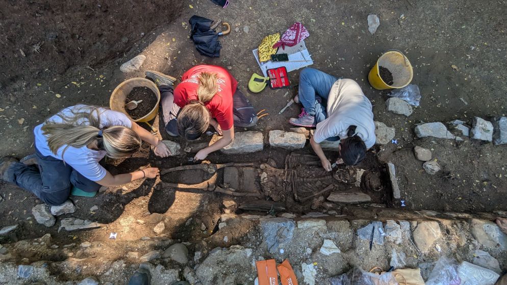 Sepoltura del XII secolo in corso di scavo - Università di Pisa