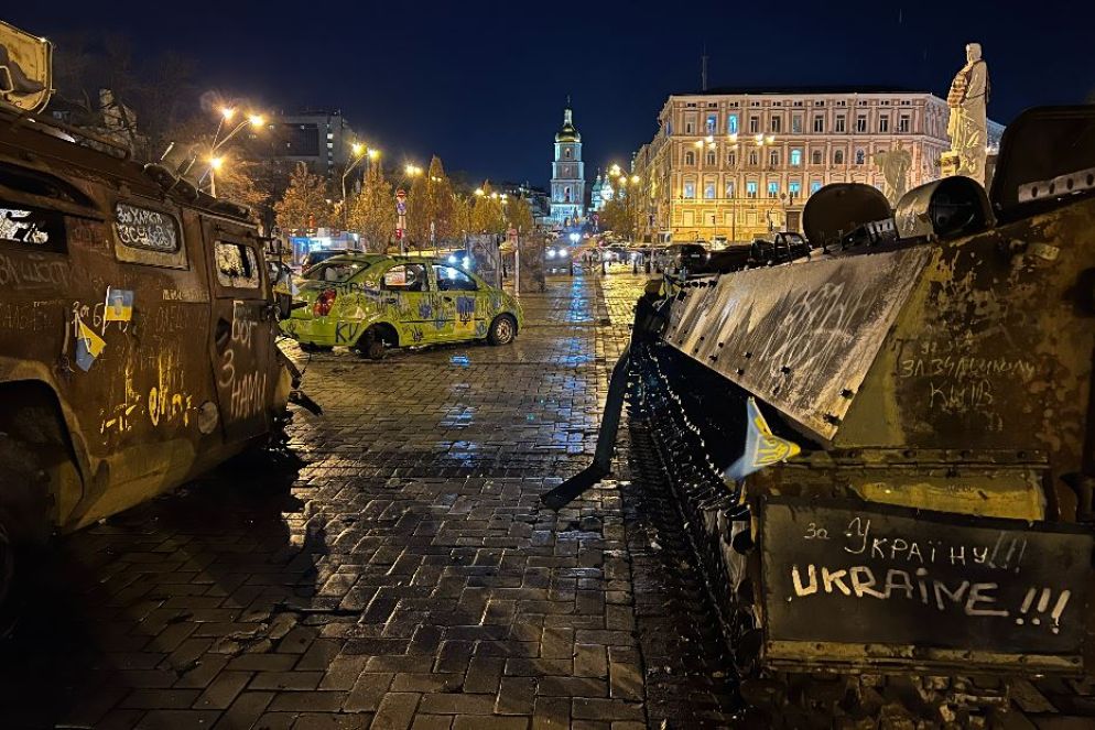 I resti di carri armati e veicoli da combattimento russi davanti al monastero di San Michele a Kiev - Gambassi
