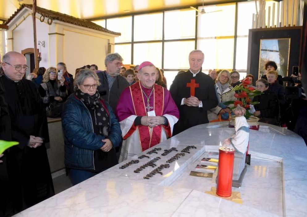 L’arcivescovo Delpini in preghiera sulla tomba dei fratel Ettore - Fotogramma