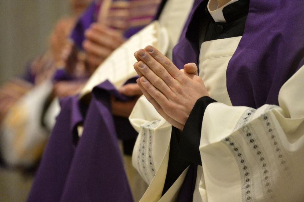 Il viola è il colore liturgico della Quaresima - Ansa