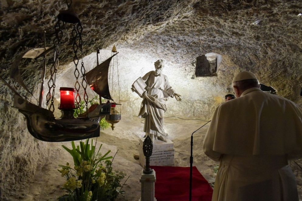 Papa Francesco in preghiera nella grotta in cui visse San Paolo nell'anno 60 - Ansa / Vatican News