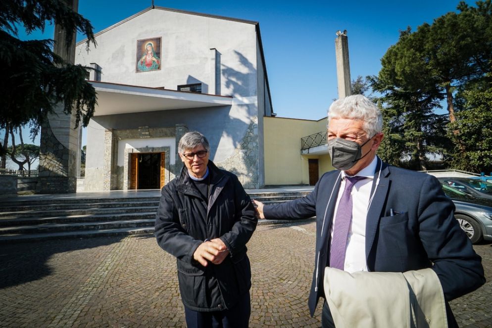 Il presidente della Commissione antimafia, Nicola Morra e don Maurizio Patriciello, in occasione della riunione tenutasi nella chiesa di don Maurizio Patriciello al Parco Verde di Caivano (Napoli) lo scorso 23 marzo - Ansa
