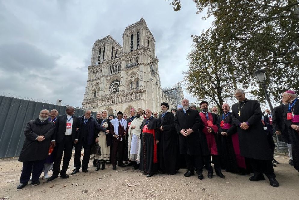 Davanti alla Cattedrale di Notre-Dame i leader religiosi per la conclusione dell'incontro internazionale per la pace promosso a Parigi dalla Comunità di Sant'Egidio - Gambassi
