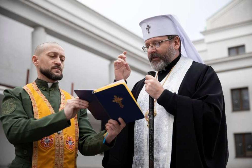 Padre Andriy Zelinskyy con l'arcivescovo maggiore di Kiev, Sviatoslav Shevchuk - Facebook