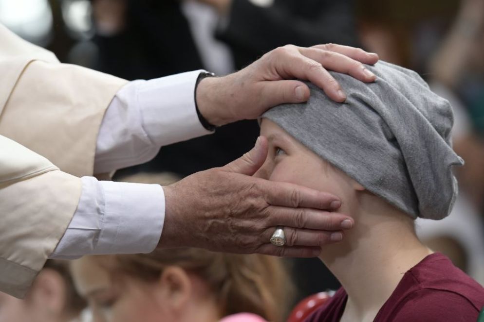 Papa Francesco bendica una malata