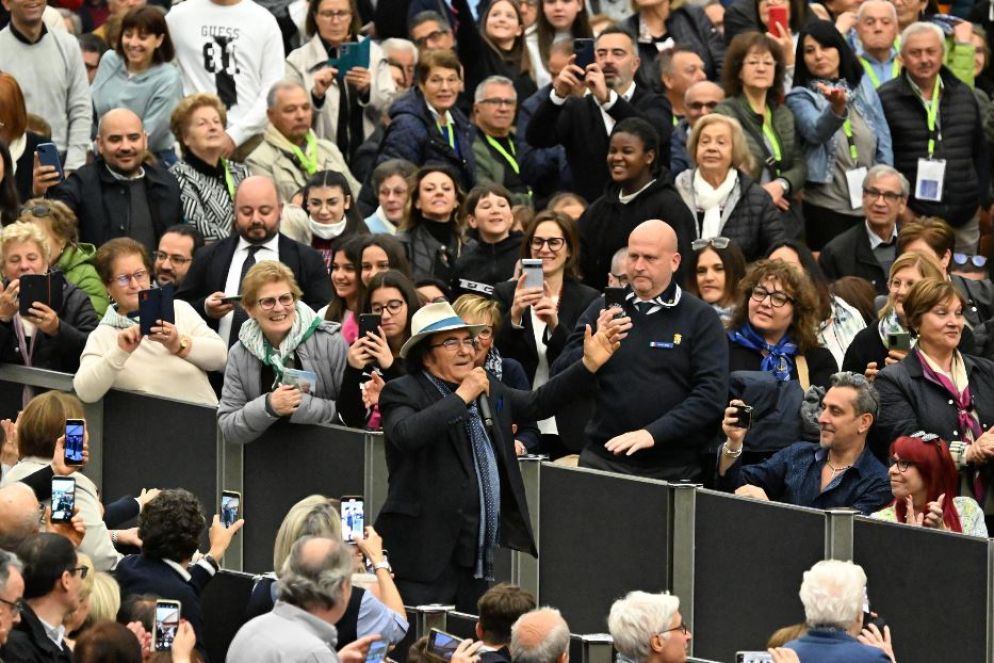 Al Bano canta all'ingresso nell'aula Paolo VI - Ansa