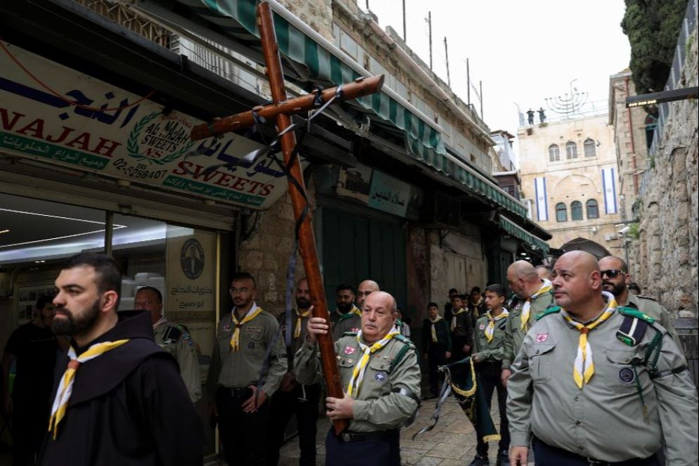 La Via Crucis lungo la Via Dolorosa nella città vecchia di Gerusalemme - Ansa