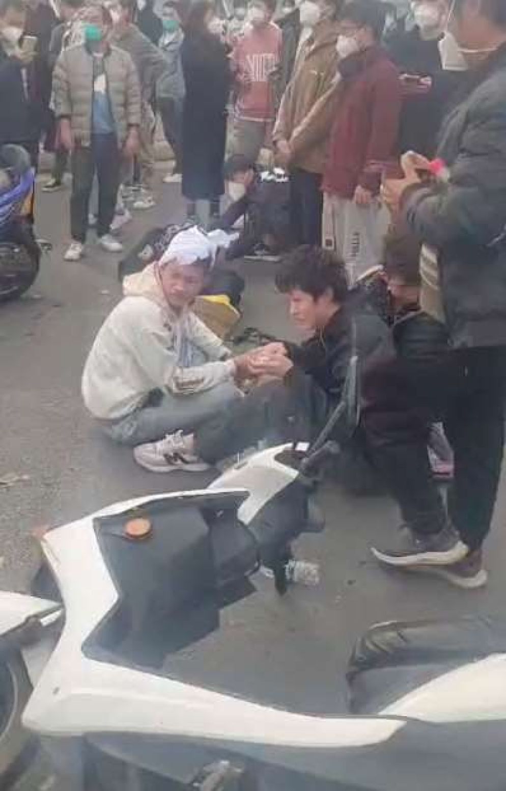 Operai di Foxconn si curano le ferite subite dagli scontri con la polizia - Reuters