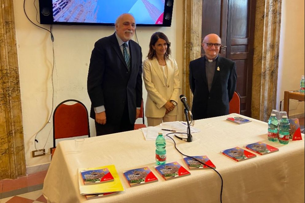 La presentazione del libro di viaggio "Luoghi dello Spirito" a Roma. Da sinistra Carlo Munns, Maria Annunziata Giaconia e Don Remo Chiavarini - Antonino Casadonte