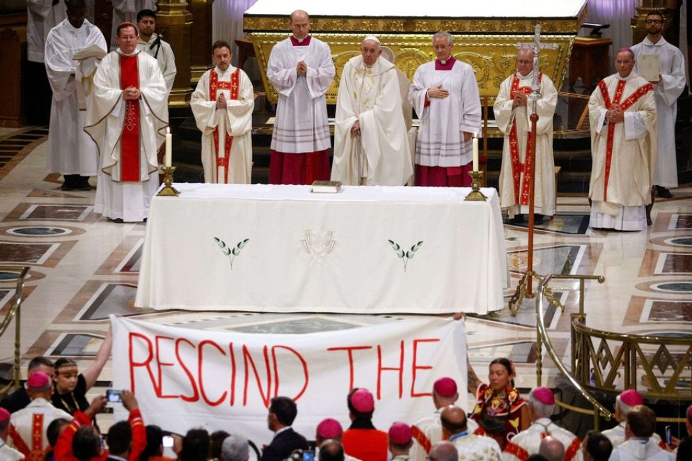 Lo striscione mostrato all'inizio della Messa - Reuters